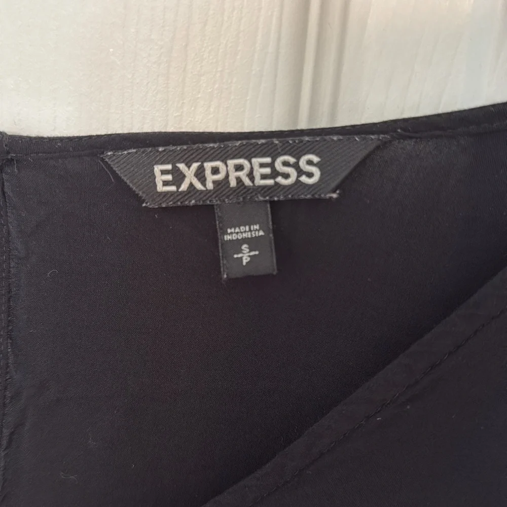 Express chic black